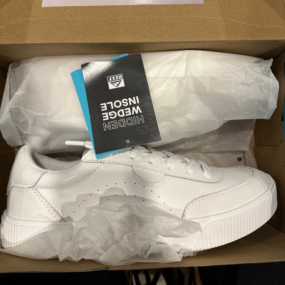 REEF - viral shoe of the summer Lay day dawn premium sneaker. NWT - Picture 3 of 9